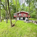 Peaceful Pocono Lakefront, Beach, Pools, Firepit, Pets