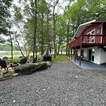 Peaceful Pocono Lakefront, Beach, Pools, Firepit, Pets