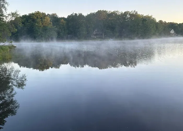 Peaceful Pocono Lakefront, Beach, Pools, Firepit, Pets