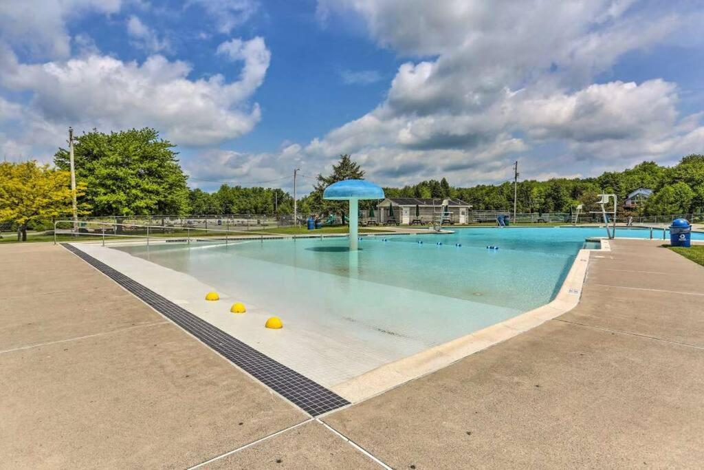 Peaceful Pocono Lakefront, Beach, Pools, Firepit, Pets Holiday home Arrowhead Lake