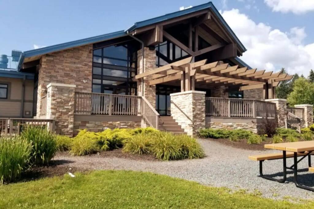 Peaceful Pocono Lakefront, Beach, Pools, Firepit, Pets *
