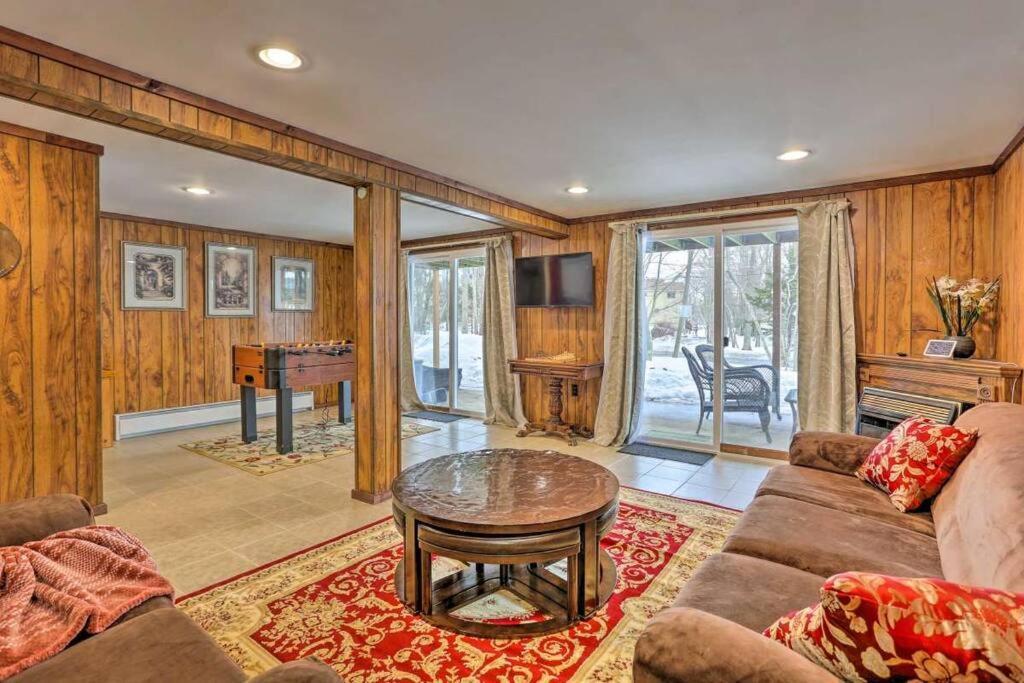 Peaceful Pocono Lakefront, Beach, Pools, Firepit, Pets * Arrowhead Lake