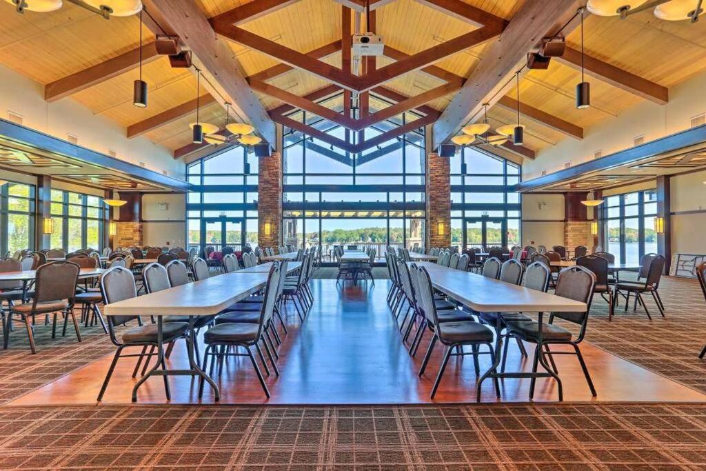 Holiday home Peaceful Pocono Lakefront, Beach, Pools, Firepit, Pets