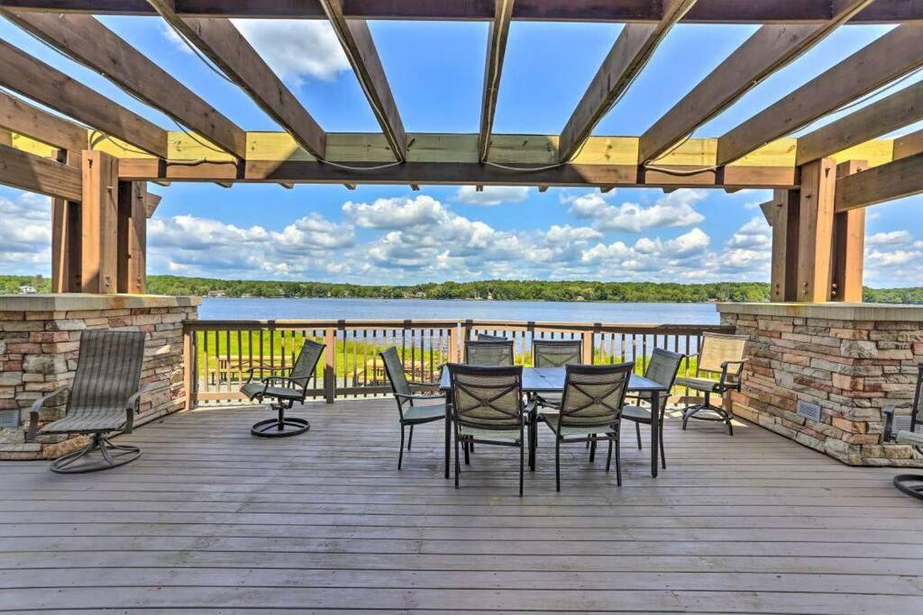Holiday home Peaceful Pocono Lakefront, Beach, Pools, Firepit, Pets *