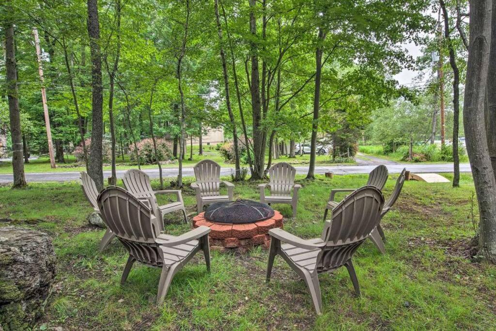 Peaceful Pocono Lakefront, Beach, Pools, Firepit, Pets Holiday home *