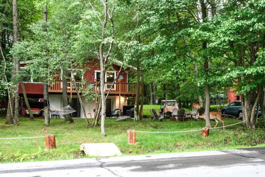 Peaceful Pocono Lakefront, Beach, Pools, Firepit, Pets Holiday home Arrowhead Lake