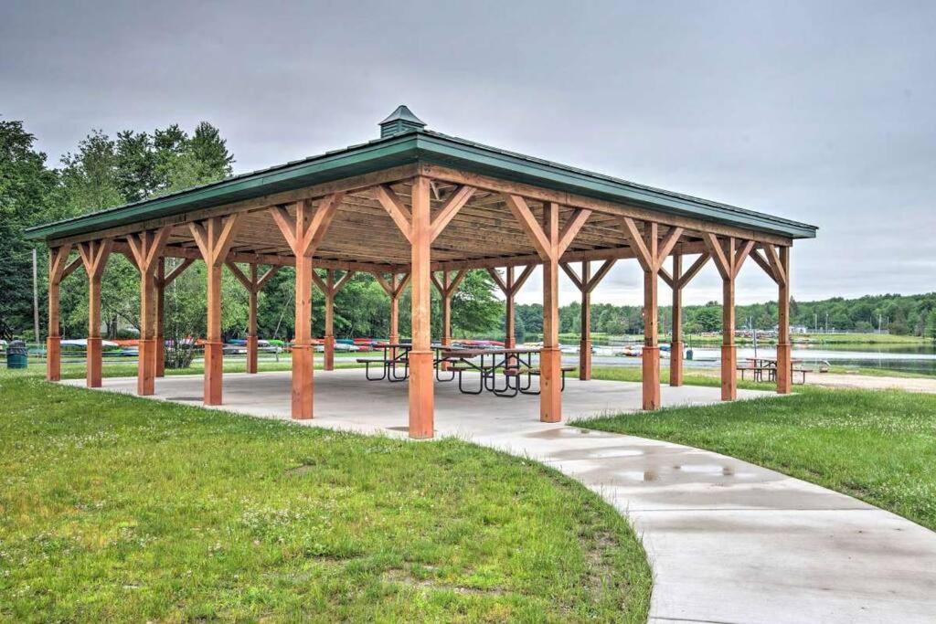 Peaceful Pocono Lakefront, Beach, Pools, Firepit, Pets Holiday home Arrowhead Lake