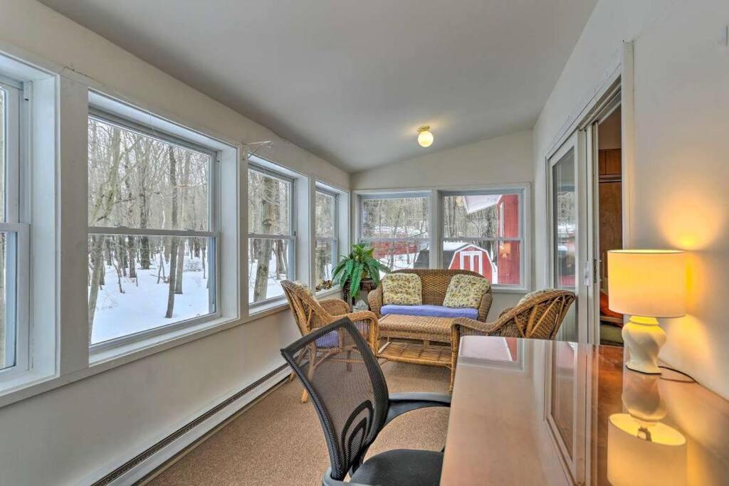 Peaceful Pocono Lakefront, Beach, Pools, Firepit, Pets * Arrowhead Lake