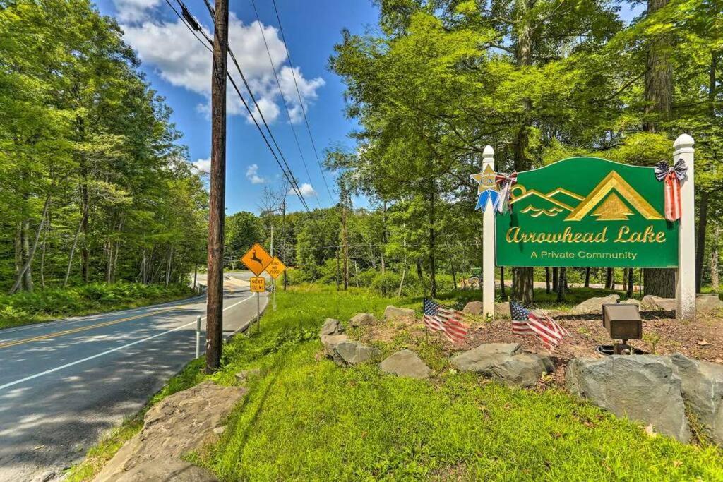 Peaceful Pocono Lakefront, Beach, Pools, Firepit, Pets *