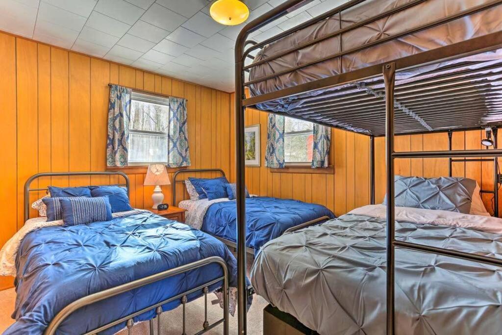 Holiday home Peaceful Pocono Lakefront, Beach, Pools, Firepit, Pets