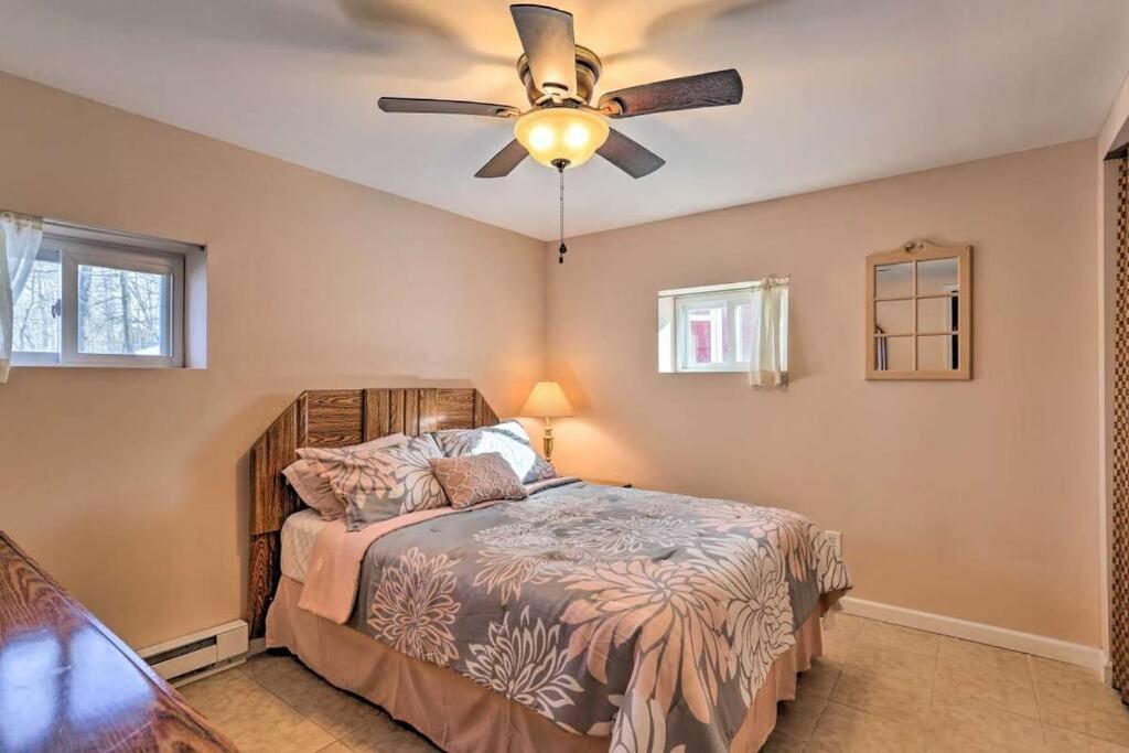 Peaceful Pocono Lakefront, Beach, Pools, Firepit, Pets * Arrowhead Lake