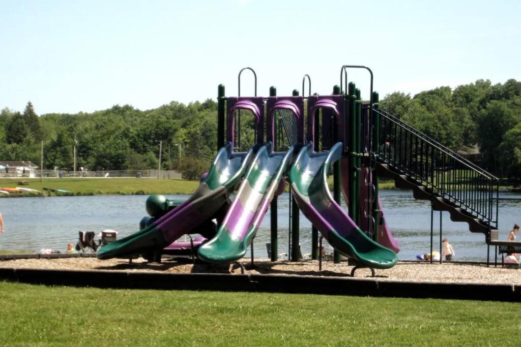 Peaceful Pocono Lakefront, Beach, Pools, Firepit, Pets Holiday home