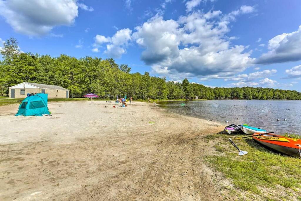 Peaceful Pocono Lakefront, Beach, Pools, Firepit, Pets Arrowhead Lake