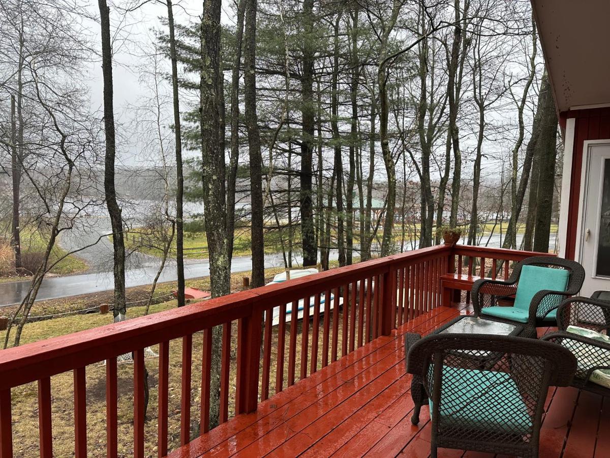 Holiday home Peaceful Pocono Lakefront, Beach, Pools, Firepit, Pets