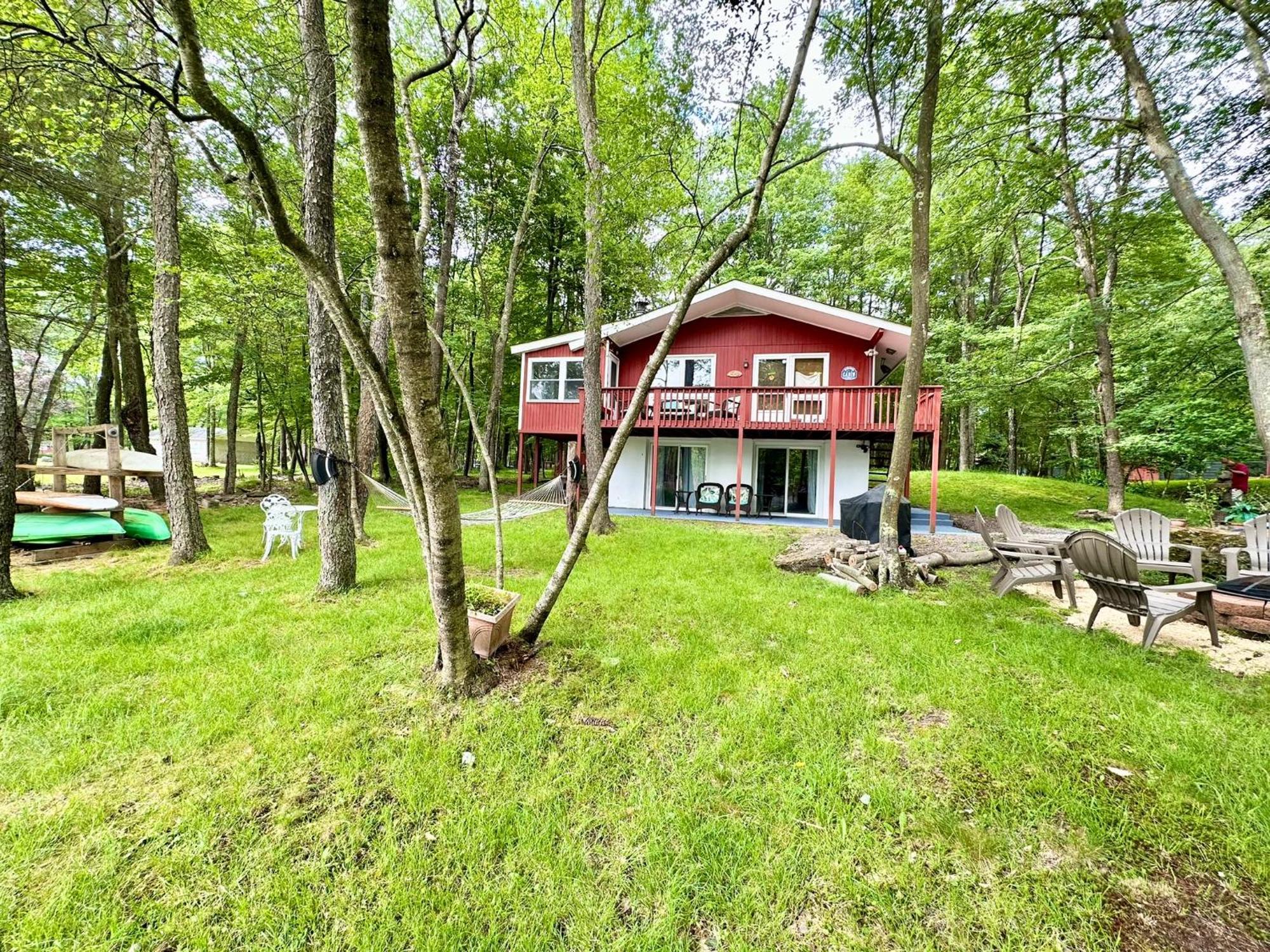Peaceful Pocono Lakefront, Beach, Pools, Firepit, Pets Arrowhead Lake