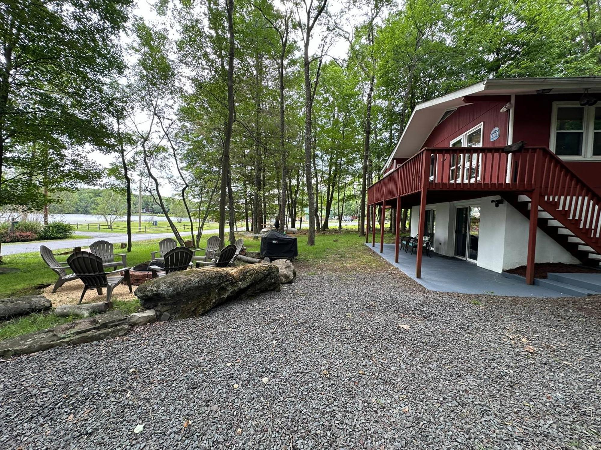Peaceful Pocono Lakefront, Beach, Pools, Firepit, Pets * Arrowhead Lake