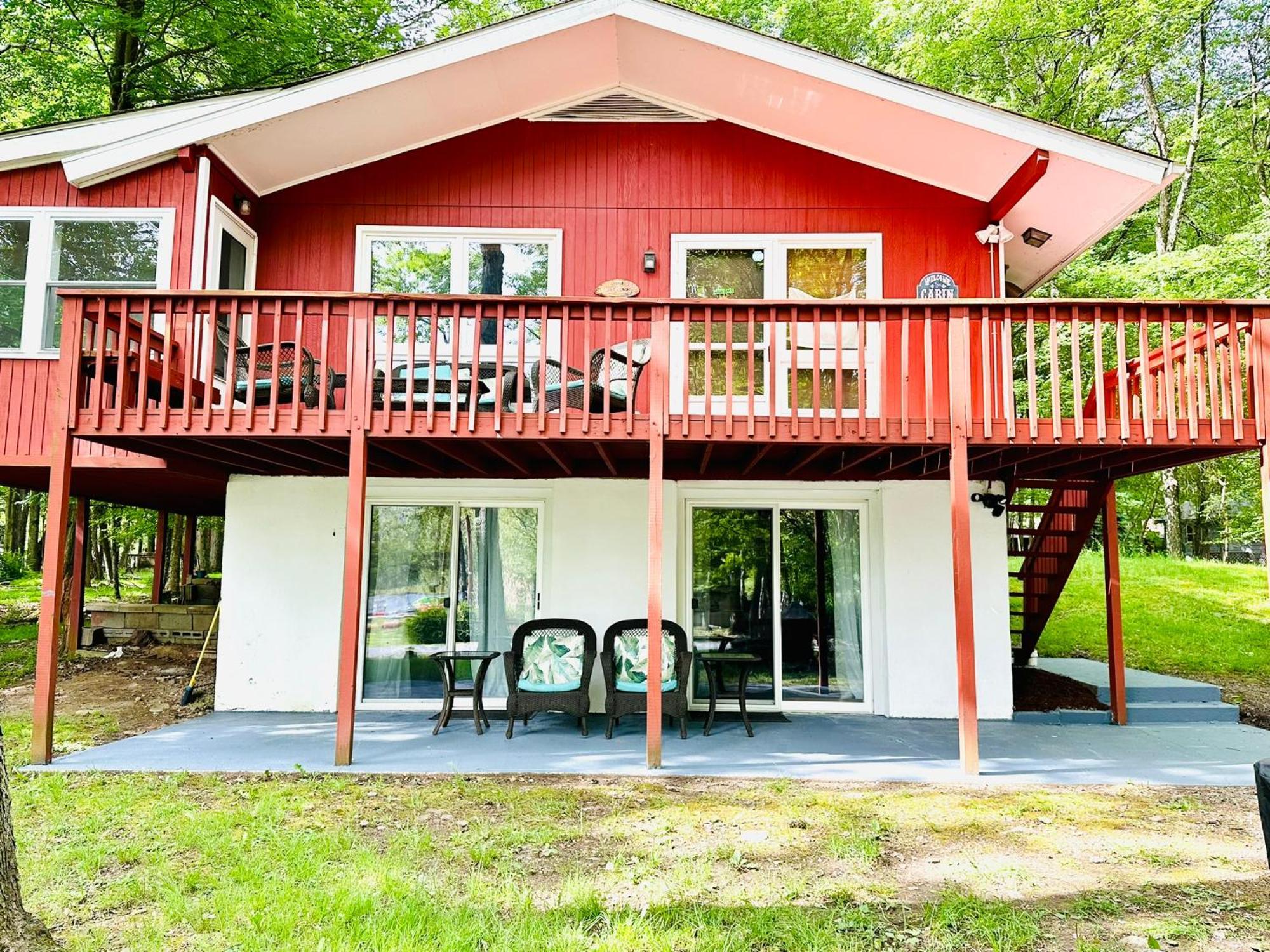 Peaceful Pocono Lakefront, Beach, Pools, Firepit, Pets Holiday home