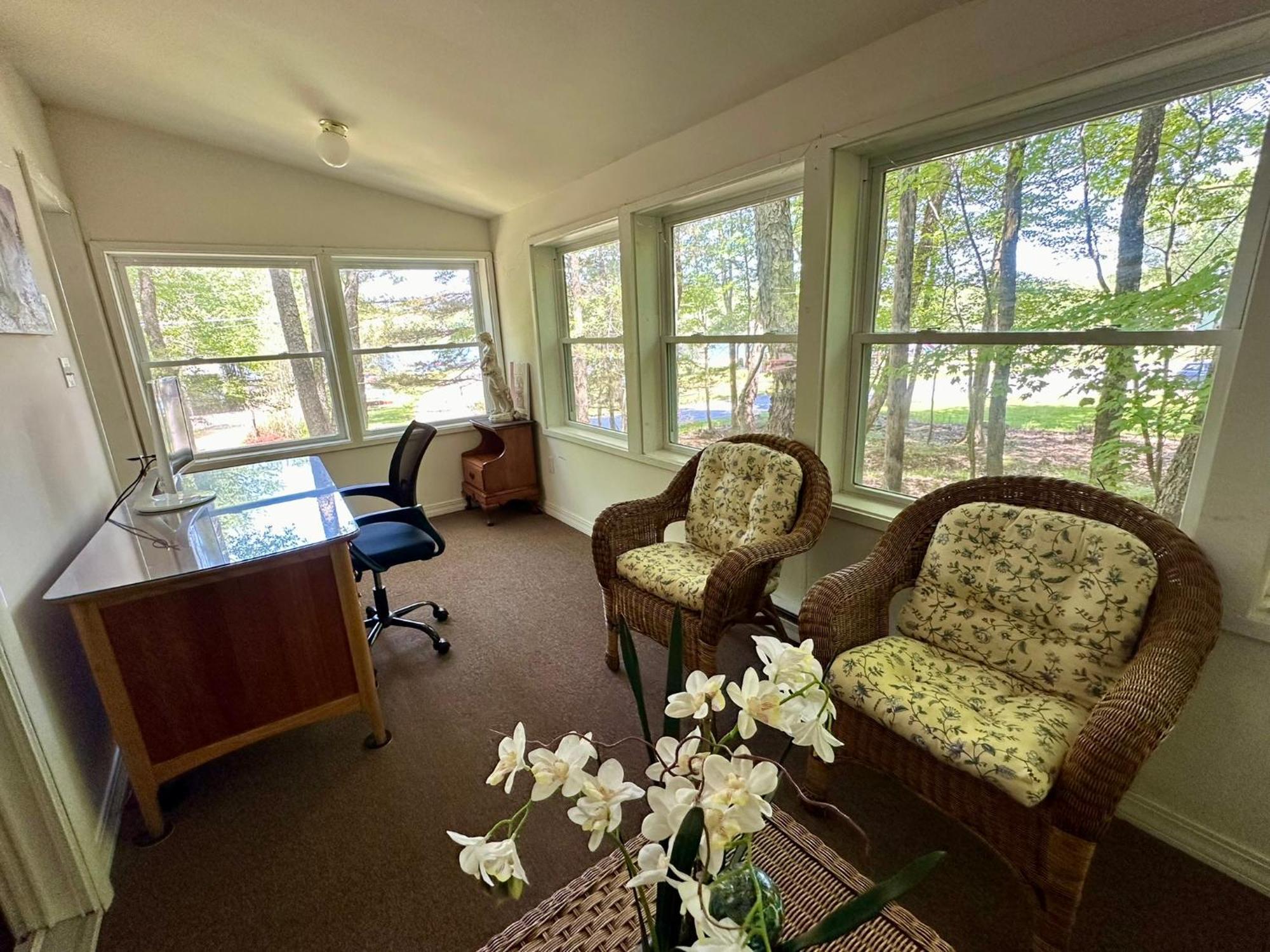 Peaceful Pocono Lakefront, Beach, Pools, Firepit, Pets *