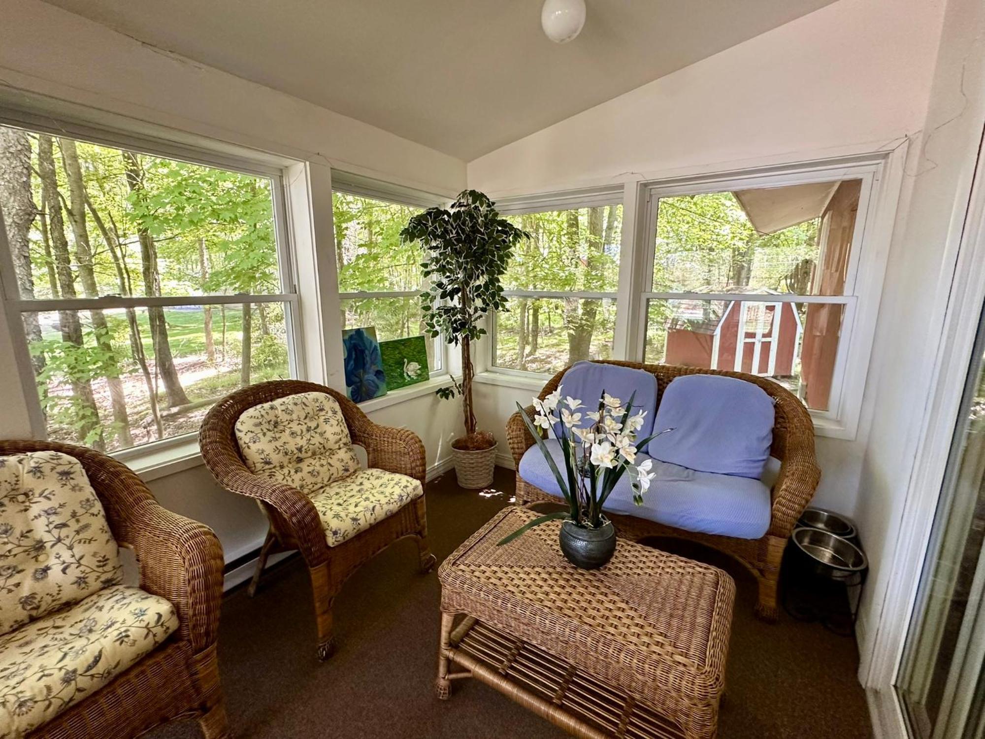 Peaceful Pocono Lakefront, Beach, Pools, Firepit, Pets