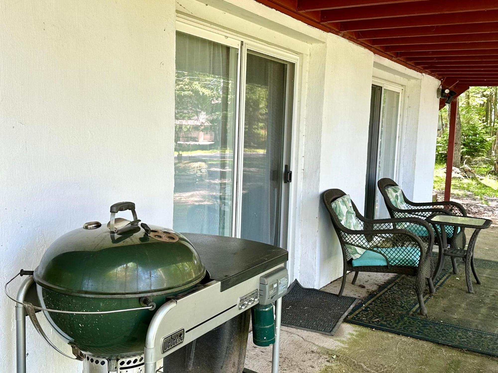 Peaceful Pocono Lakefront, Beach, Pools, Firepit, Pets Holiday home *