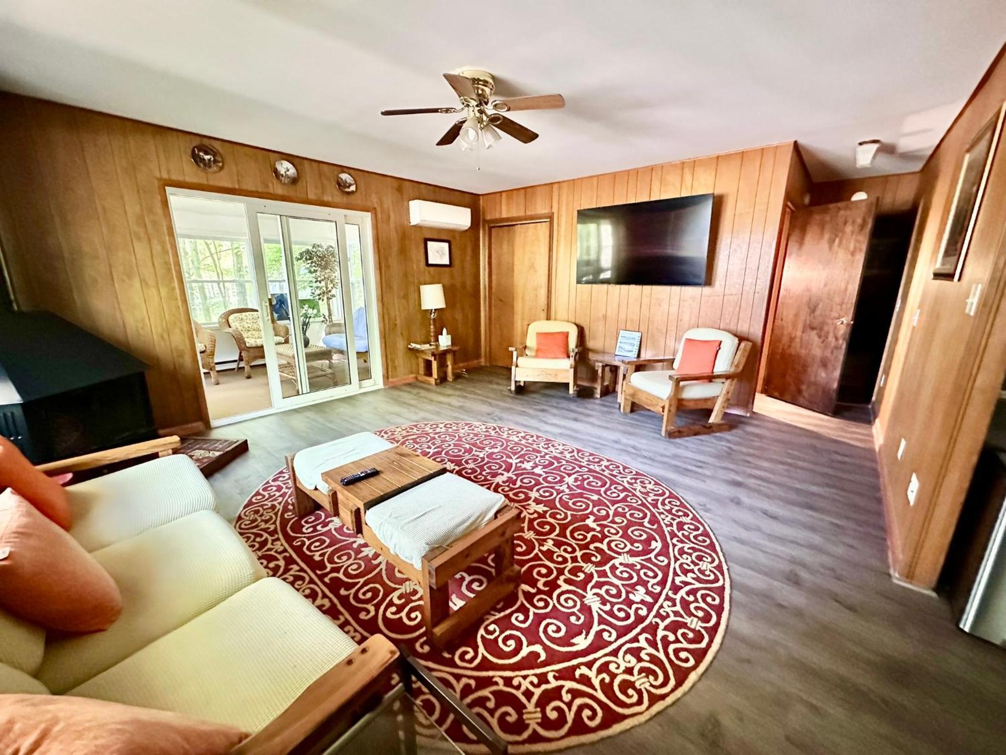 Peaceful Pocono Lakefront, Beach, Pools, Firepit, Pets * Arrowhead Lake